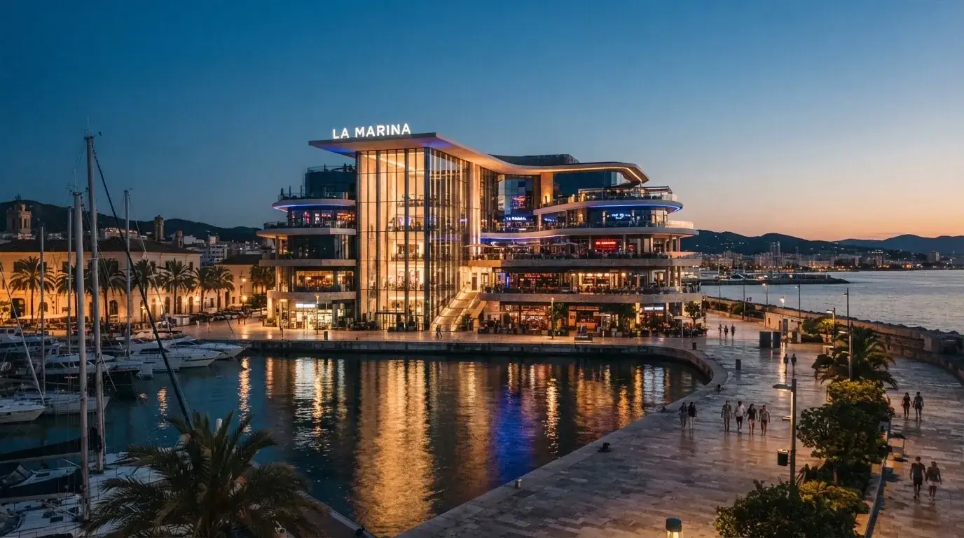 Edificio del Casino Barcelona en el Port Olímpic, fachada iluminada junto al mar